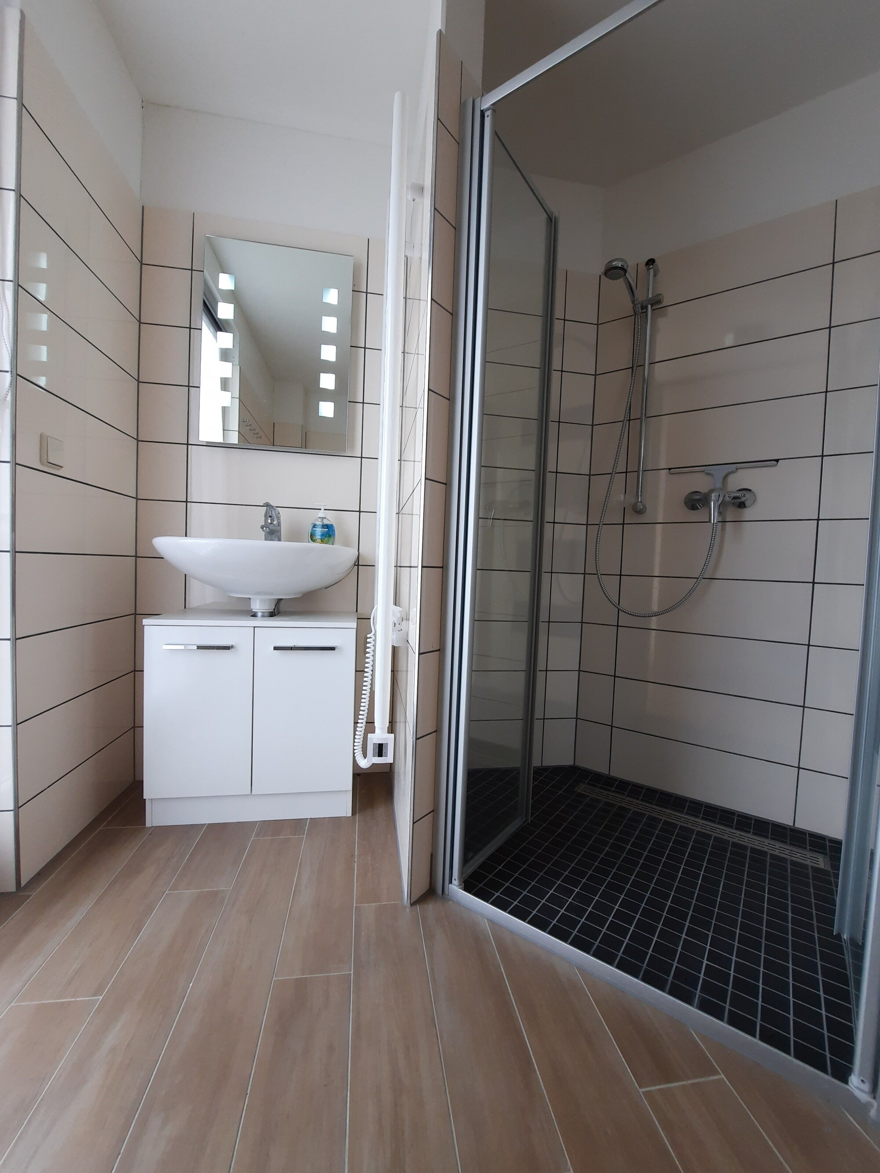 Douche, serviettes fournies