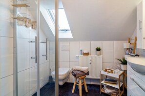 Suihku, ilmaiset hygieniatuotteet, hiustenkuivaaja, pyyhkeet