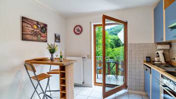 Jääkaappi, mikroaaltouuni, uuni, liesi