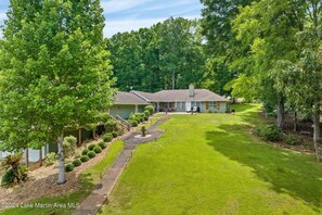 Exterior - Welcome to Samantha Place Retreat on beautiful Lake Martin !! 6 Br/4Ba (Dadeville)
