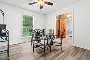 Dining - Welcome to Samantha Place Retreat on beautiful Lake Martin !! 6 Br/4Ba (Dadeville)