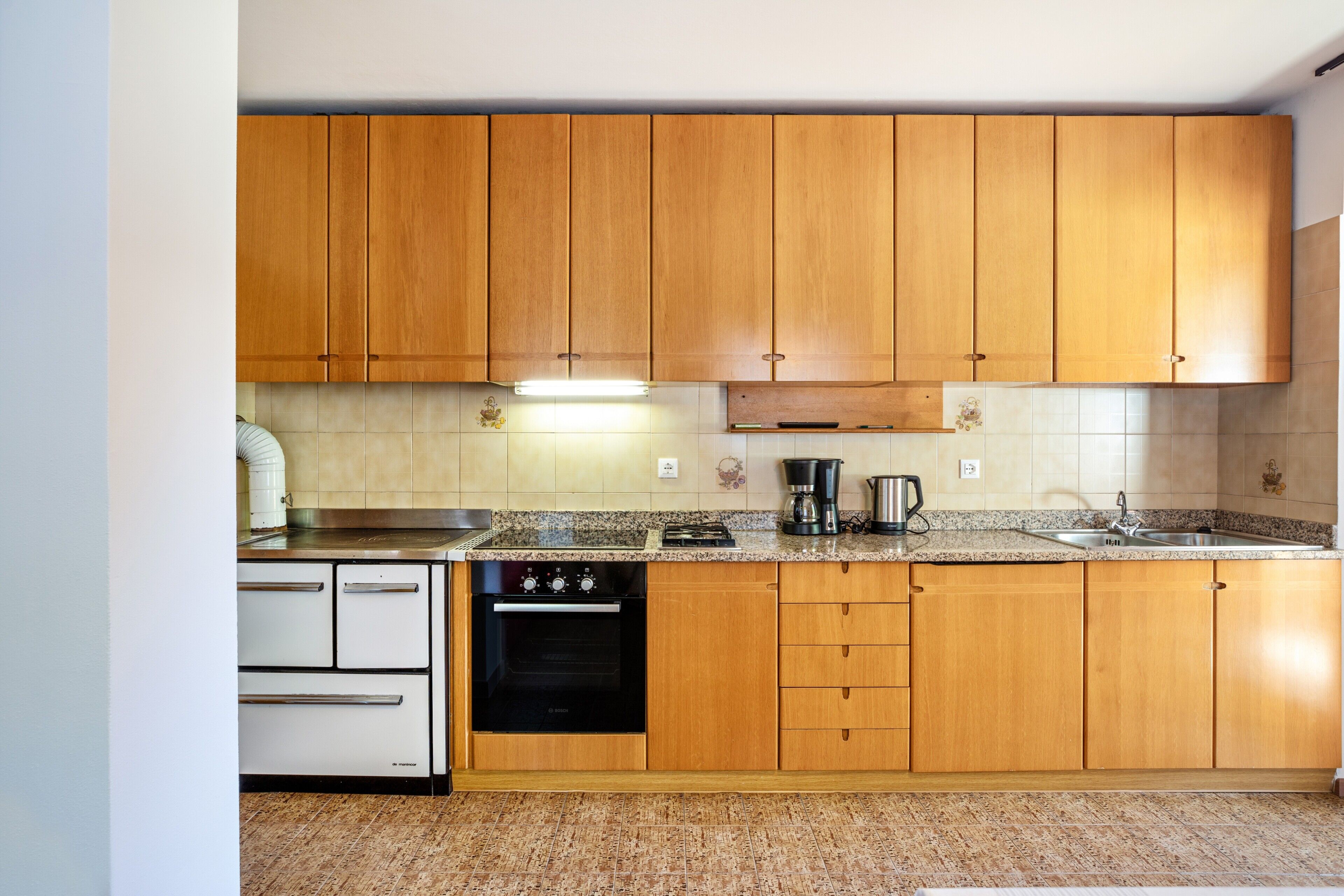 Kylskåp, ugn, spishäll och kaffe- och tebryggare