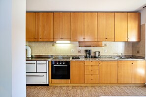 Fridge, oven, stovetop, coffee/tea maker