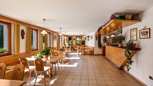 A spacious dining area with wooden furniture, large windows, and a central counter. - Apartment 'Bachwiesl Hof Ocker' with Mountain View, Shared Terrace and Wi-Fi (Proves)