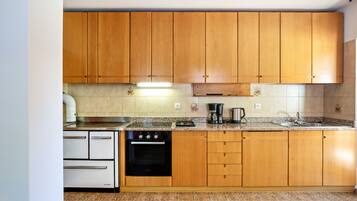 Fridge, oven, stovetop, coffee/tea maker