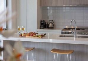 Fridge, microwave, oven, stovetop - Shallows Coastal Retreat - Walk to Beach (Shell Cove)