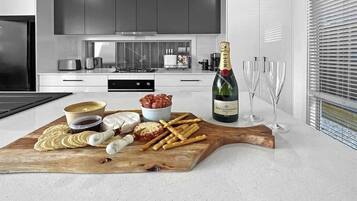 Jääkaappi, mikroaaltouuni, uuni, liesi