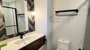 Bathroom - Manitoulin Motel (Northeastern Manitoulin and the Islands)