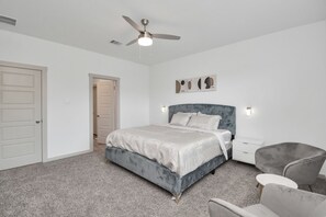 4 bedrooms, desk, iron/ironing board, free WiFi - Cozy and Spacious 4-bedroom retreat near Medical Center and Downtown Houston.  (Houston)