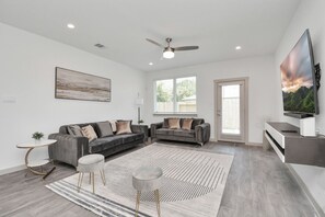 Smart TV - Cozy and Spacious 4-bedroom retreat near Medical Center and Downtown Houston.  (Houston)