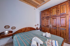 1 bedroom, free WiFi, bed sheets - Appartamento Rochebrune 200m from Ski, Claviere, Italy (Claviere)