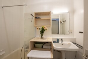 Chuveiro, toalhas de banho