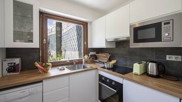 Een koelkast, een microgolfoven, een oven, een kookplaat