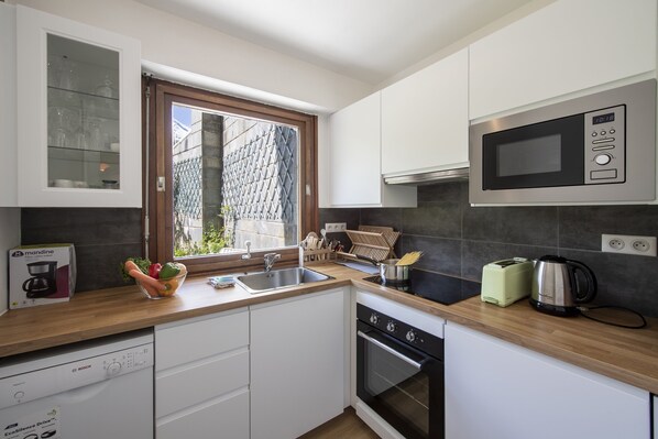 Réfrigérateur, micro-ondes, four, plaque de cuisson