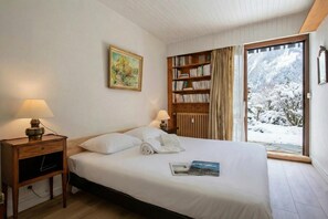 Master bedroom - Apt du Brevent ski in/out Garden & Terrace, Chamonix, France (Chamonix)