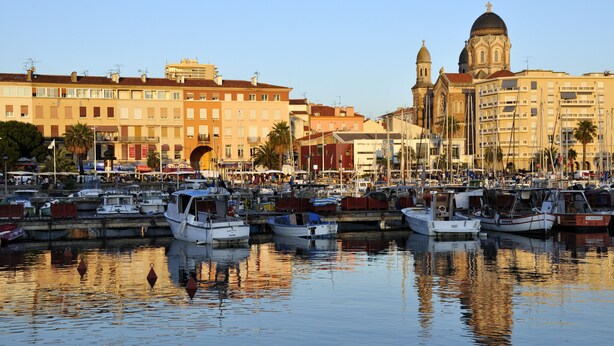 A marina with boats docked, a historic building with a dome, and a clear sky. - Apt 2 bedroom - Terrace Near Saint-Tropez, St. Maxime, France (St. Maxime)