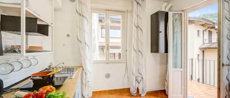 Kaffe-/temaskine, køleskab, mikrobølgeovn, kogeplade