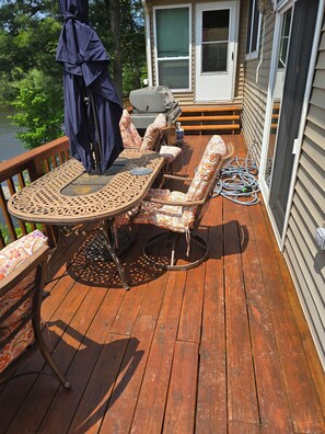 Outdoor dining - Spacious 5 Bedroom Cabin Riverfront/Black Lake Access (Hammond)