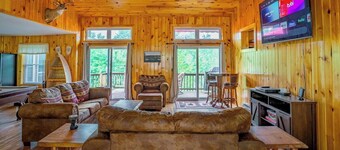 Spacious 5 Bedroom Cabin Riverfront/Black Lake Access
