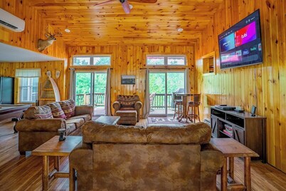 Spacious 5 Bedroom Cabin Riverfront/Black Lake Access