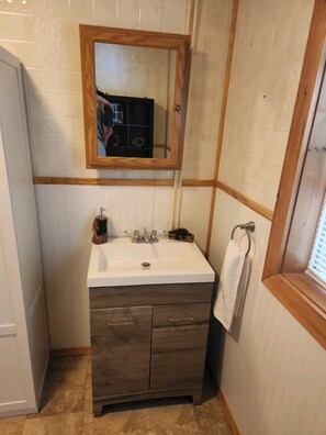 Shower, hair dryer, towels, soap - Spacious 5 Bedroom Cabin Riverfront/Black Lake Access (Hammond)