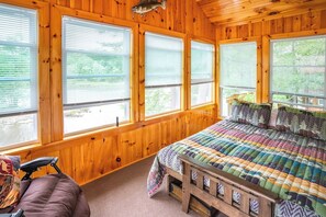 5 soverom, skrivebord, strykejern/-brett og reiseseng for barn