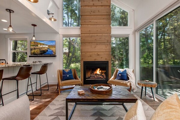 Smart-TV, Kamin, Tischtennisplatte