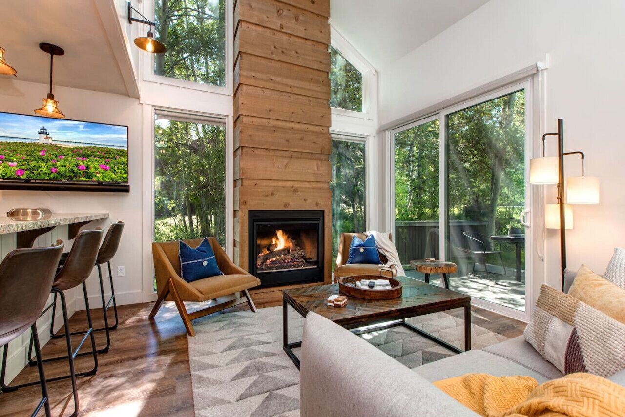 スマートテレビ、暖炉、卓球台