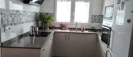KĂŒhlschrank, Mikrowelle, Ofen, Wasserkocher mit Kaffee-/Teezubehör
