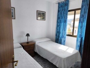3 bedrooms, iron/ironing board, bed sheets