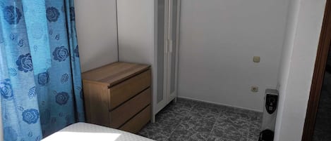 3 makuuhuonetta, silitysrauta/-lauta, vuodevaatteet