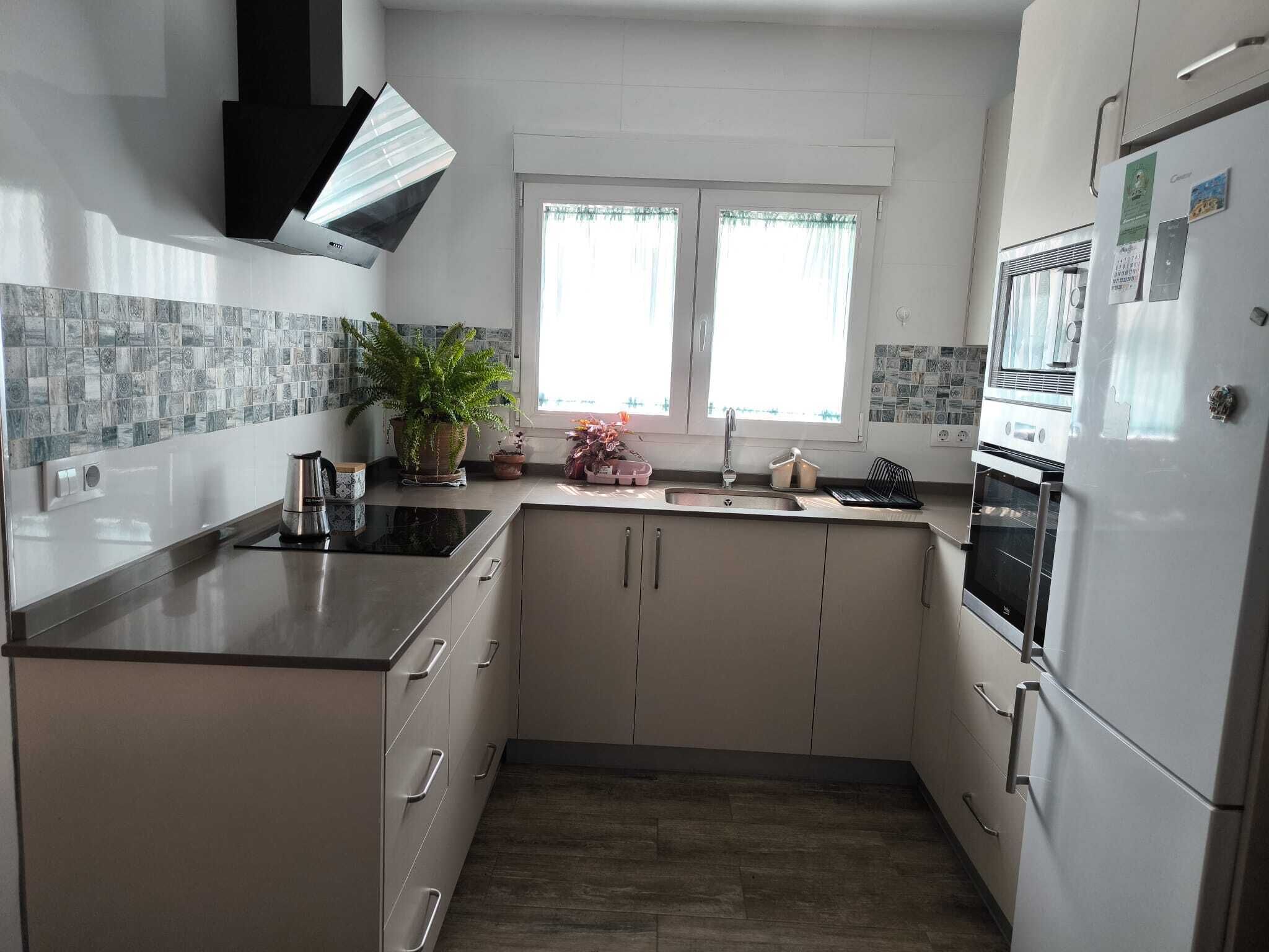 Een koelkast, een magnetron, een oven, een koffiezetapparaat/waterkoker