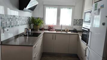 Een koelkast, een magnetron, een oven, een koffiezetapparaat/waterkoker