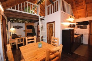 Outdoor dining - Good Times cabin at Saluda Grade Cabins! (Saluda)