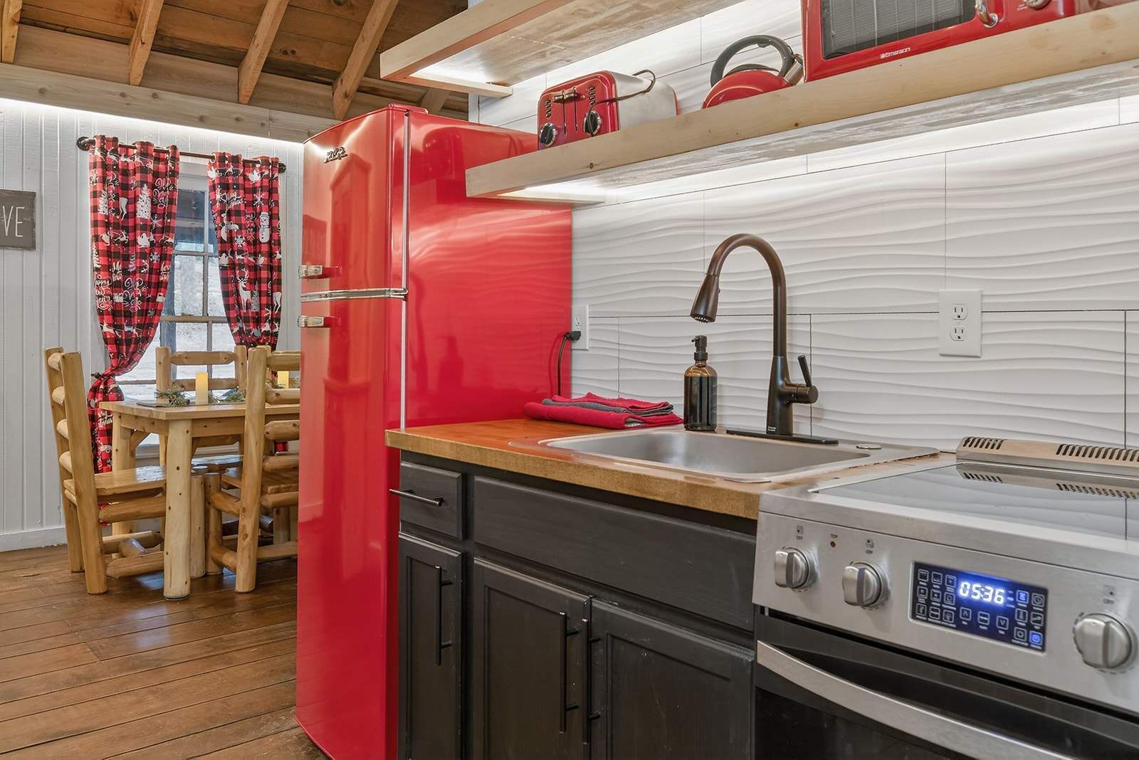 Réfrigérateur, micro-ondes, four, plaque de cuisson