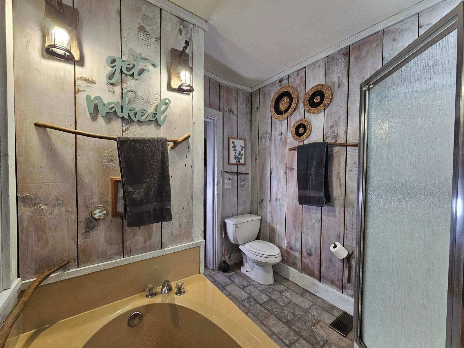 シャワー、ヘアドライヤー、タオル