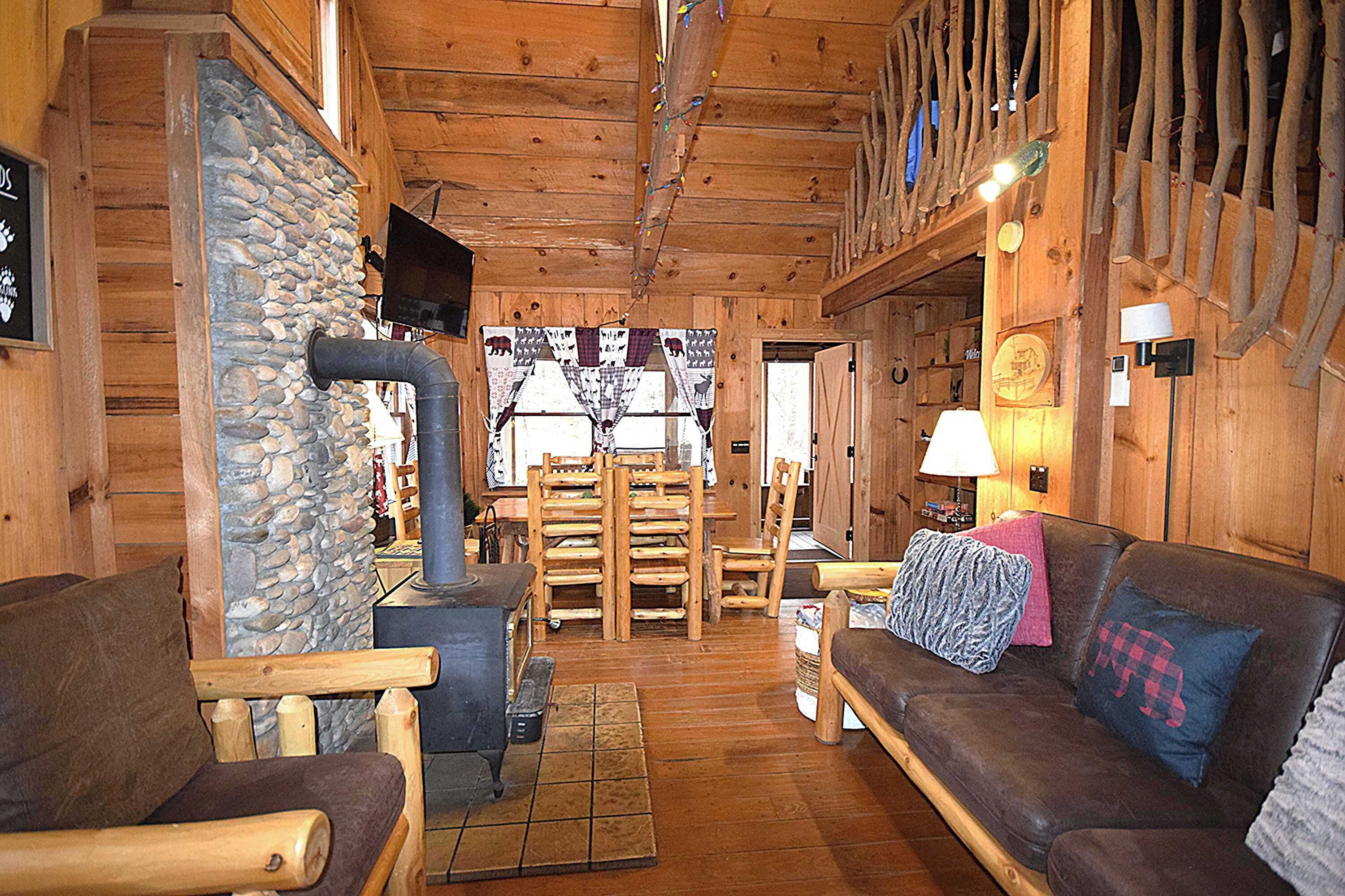 Télévision, cheminée, espaces bureaux