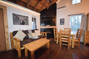 TV, fireplace - High Top cabin at Saluda Grade Cabins! (Saluda)