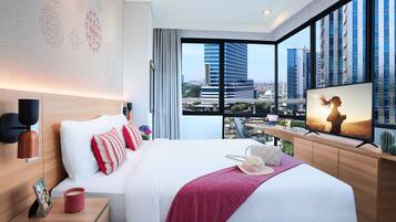 Une chambre d’hôtel moderne avec un grand lit, une télévision et une vue sur la ville.