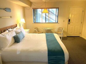 10 slaapkamers, een bureau, een strijkplank/strijkijzer, wifi