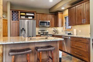 Fridge, microwave, oven, stovetop - 4BDR Ski-in/Ski-Out by Snowflake Lift! (Blue River)