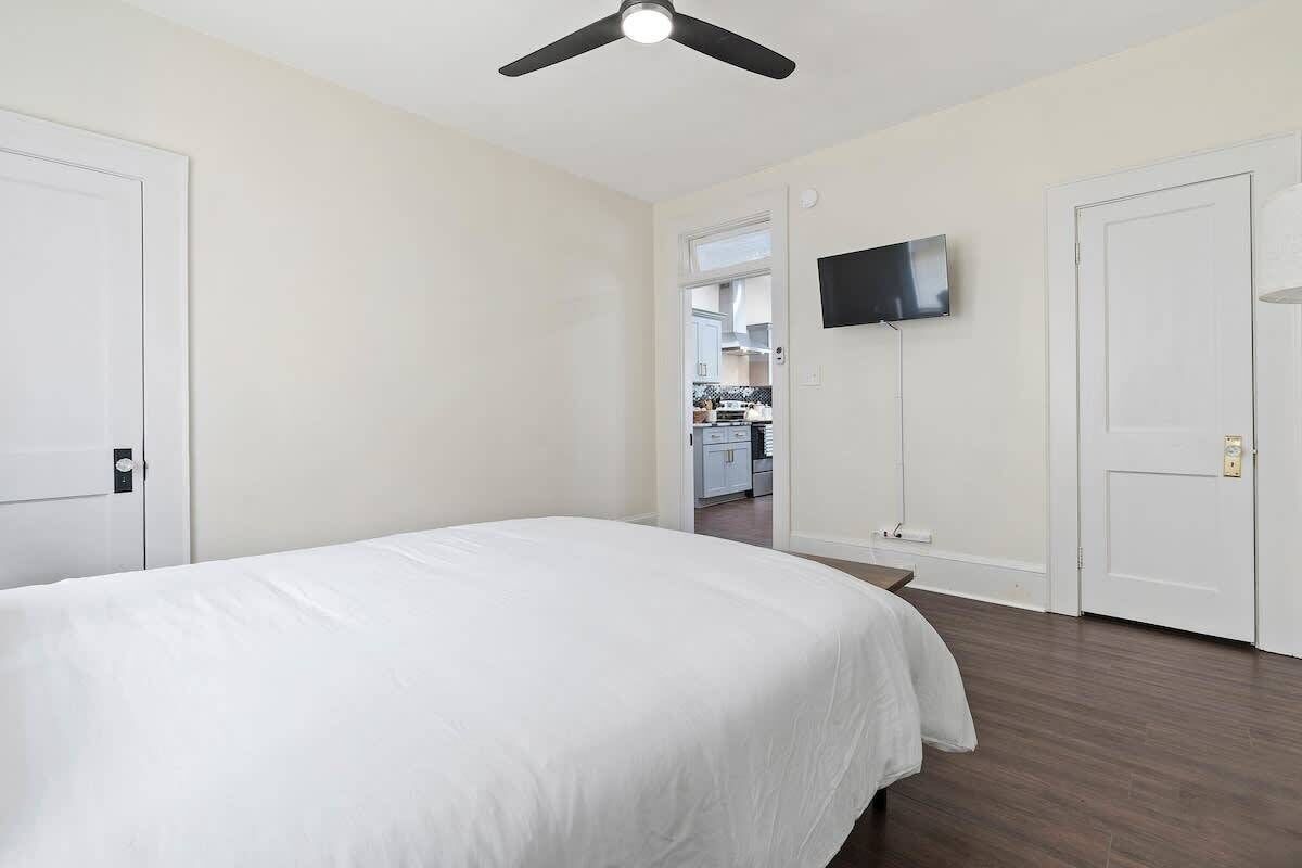 4 habitaciones, tabla de planchar con plancha, wifi y ropa de cama 