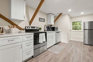 Réfrigérateur, un four, surface de cuisson, lave-vaisselle