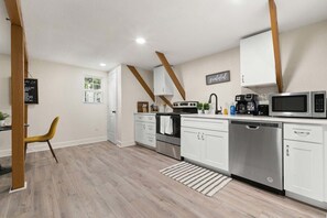 Fridge, oven, stovetop, dishwasher
