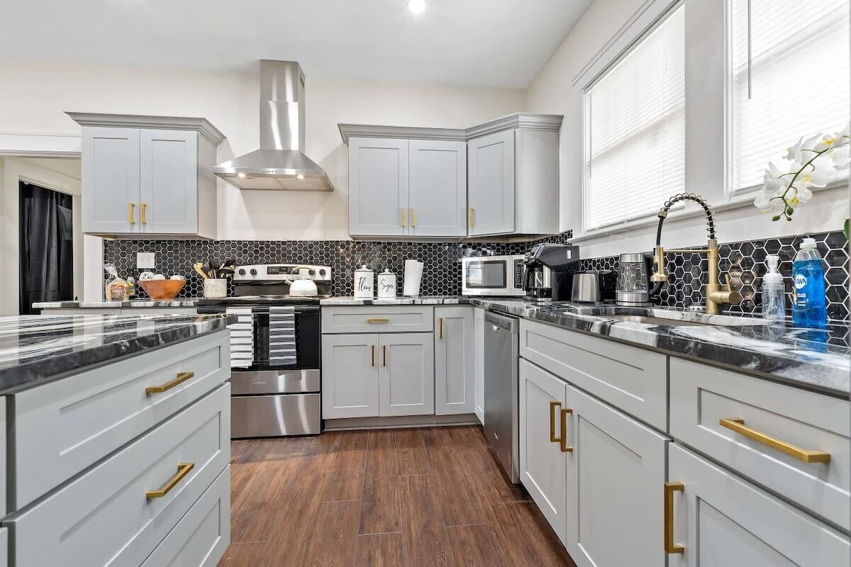 Fridge, oven, stovetop, dishwasher