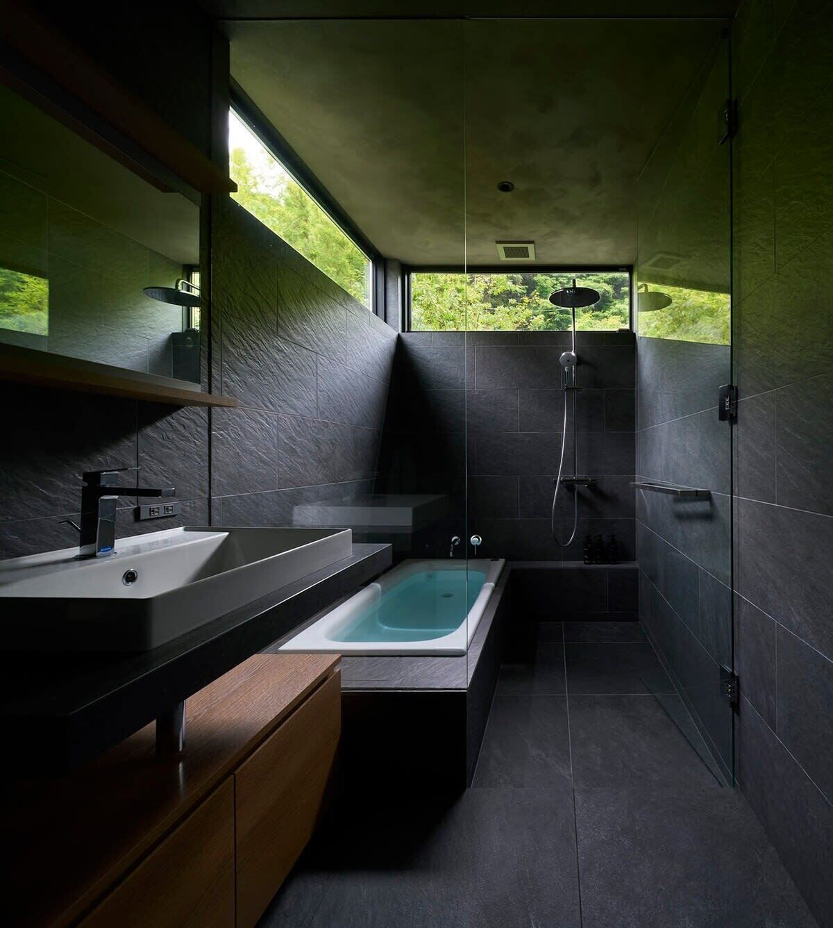 Bathtub, free toiletries, hair dryer, towels