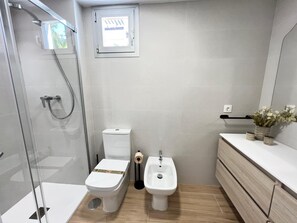 Hårføner og håndklær