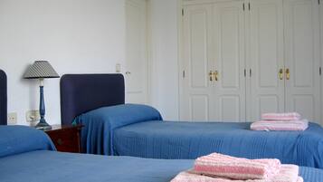 2 habitaciones, tabla de planchar con plancha, wifi y ropa de cama