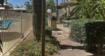 Chic 1B/1B Located in The Heart of Old Town Scottsdale w/ Pool!!