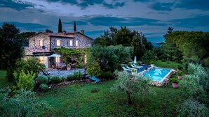 A stone house with a swimming pool, surrounded by lush greenery and trees. - Podere San Giorgio 6 Emma Villas (Manciano)